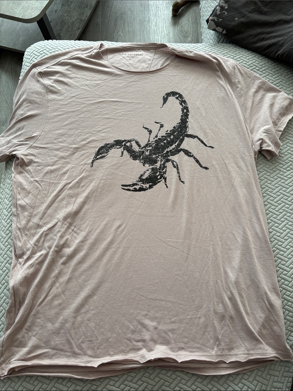 John Varvatos men’s xl Pink Scorpion Graphic Tee